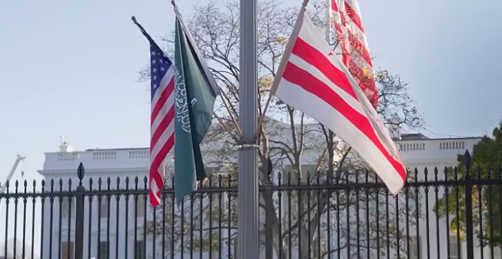 الأعلام السعودية تزين ساحة البيت الأبيض استعدادًا لاستقبال ولي العهد في زيارة رسمية إلى الولايات المتحدة