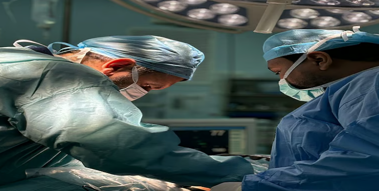 عملية نوعية في مستشفى الأمير عبدالمحسن بالعلا تنقذ شابة سعودية من آلام مزمنة