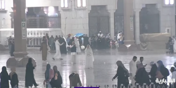 Ελαφριά έως μέτρια βροχή έπεσε στο Τζαμί του Προφήτη μέσα σε μια πνευματική ατμόσφαιρα.