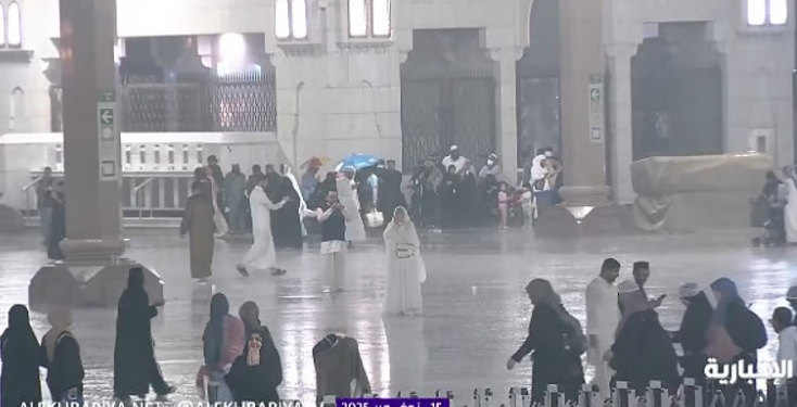 هطول أمطار خفيفة إلى متوسطة في المسجد النبوي وسط أجواء إيمانية