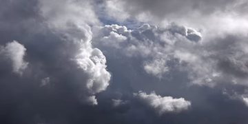 Le département de météorologie met en garde contre de fortes pluies et des vents violents dans la région d'Al-Baha.