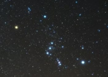 سماء جدة تتزين بالنجوم ليلًا