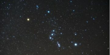 سماء جدة تتزين بالنجوم ليلًا