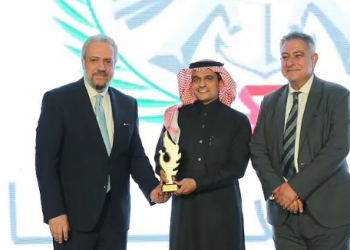 وزارة الدفاع تفوز بجائزة التواصل الاستراتيجي في قمة آيكون 2025