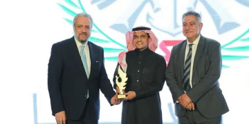 وزارة الدفاع تفوز بجائزة التواصل الاستراتيجي في قمة آيكون 2025