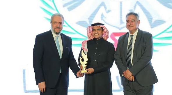 وزارة الدفاع تفوز بجائزة التواصل الاستراتيجي في قمة آيكون 2025