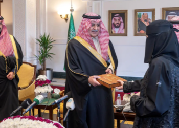 أمير تبوك يسلّم 448 وحدة سكنية لمستفيدي الإسكان التنموي ويؤكد أولوية السكن في مسيرة التنمية