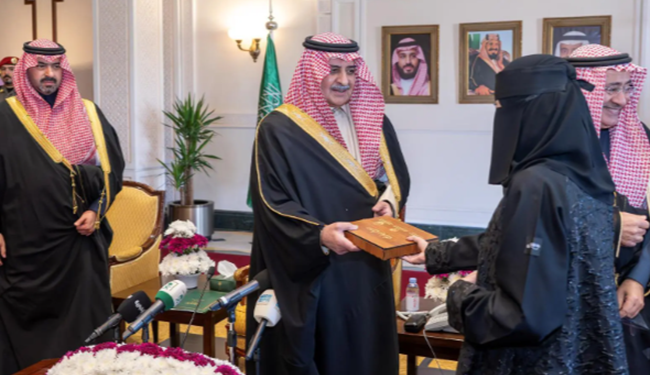 أمير تبوك يسلّم 448 وحدة سكنية لمستفيدي الإسكان التنموي ويؤكد أولوية السكن في مسيرة التنمية