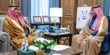 أمير الحدود الشمالية يطلق مشاريع تنموية بـ400 مليون ريال ويستعرض جهود تطوير البلديات والإسكان