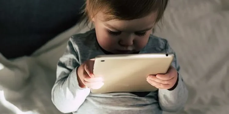 الأطفال والشاشات