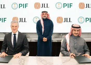 صندوق الاستثمارات العامة يبرم شراكة استراتيجية مع «جونز لانغ لاسال» لدعم نمو FMTECH