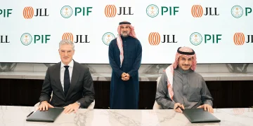 صندوق الاستثمارات العامة يبرم شراكة استراتيجية مع «جونز لانغ لاسال» لدعم نمو FMTECH