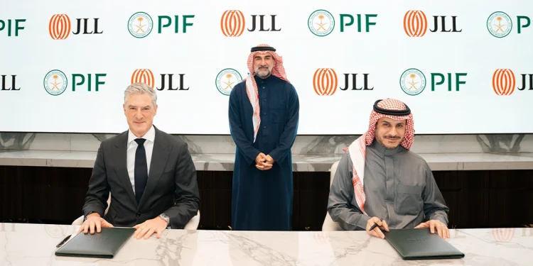 صندوق الاستثمارات العامة يبرم شراكة استراتيجية مع «جونز لانغ لاسال» لدعم نمو FMTECH