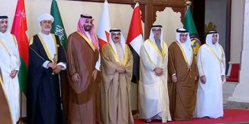 ولي العهد يتوسط قادة الخليج في الصورة التذكارية للقمة الـ46 بالبحرين