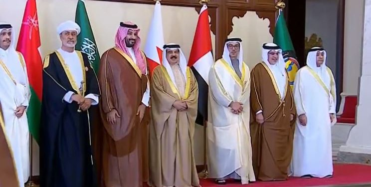 ولي العهد يتوسط قادة الخليج في الصورة التذكارية للقمة الـ46 بالبحرين