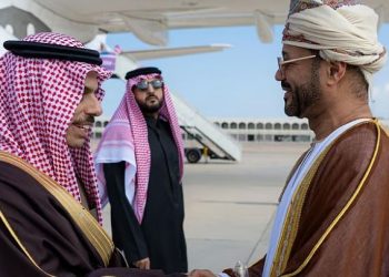 وزير الخارجية يصل مسقط لعقد الاجتماع الثالث لمجلس التنسيق السعودي – العُماني