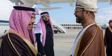 وزير الخارجية يصل مسقط لعقد الاجتماع الثالث لمجلس التنسيق السعودي – العُماني