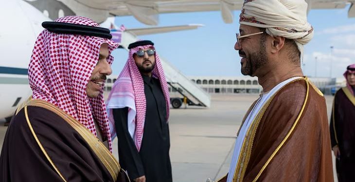 وزير الخارجية يصل مسقط لعقد الاجتماع الثالث لمجلس التنسيق السعودي – العُماني