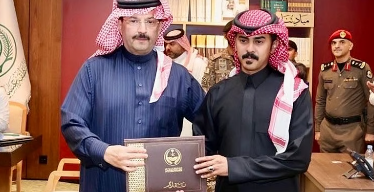 أمير منطقة عسير يُكرم الشاب خالد