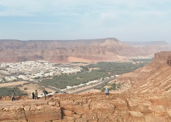 رياضة الهايكنج في العُلا.. وجهة سياحية مثالية لعشاق المغامرة والطبيعة