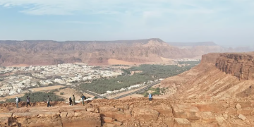 رياضة الهايكنج في العُلا.. وجهة سياحية مثالية لعشاق المغامرة والطبيعة