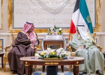 أمير الكويت يستقبل الأمير تركي