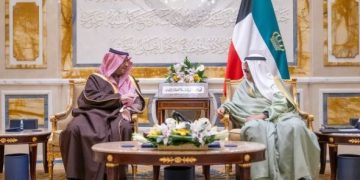 أمير الكويت يستقبل الأمير تركي