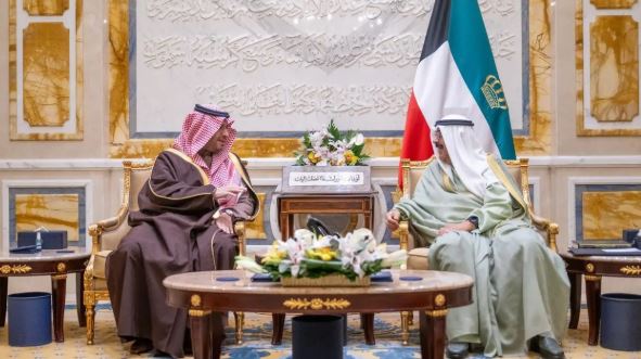 أمير الكويت يستقبل الأمير تركي