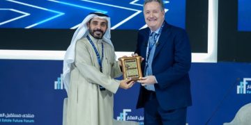 الإعلامي العالمي بيرس مورغان