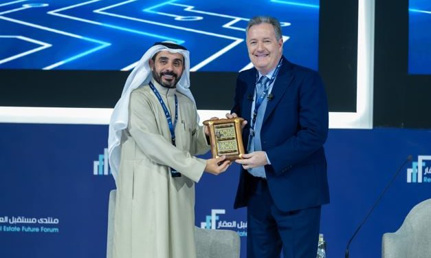 الإعلامي العالمي بيرس مورغان