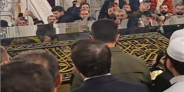 «هدية من ولي العهد».. رئيس سوريا يضع قطعة من كسوة الكعبة في المسجد الأموي بدمشق “فيديو”