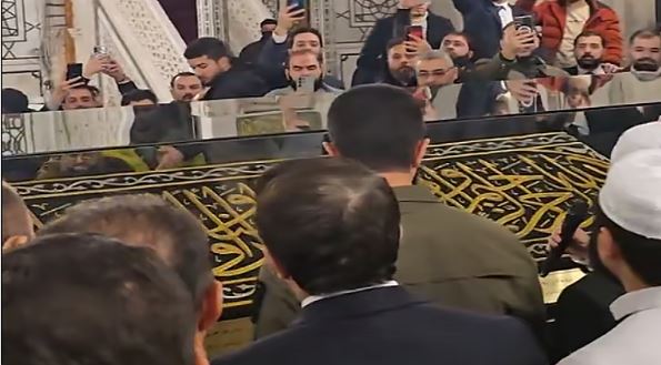 «هدية من ولي العهد».. رئيس سوريا يضع قطعة من كسوة الكعبة في المسجد الأموي بدمشق “فيديو”