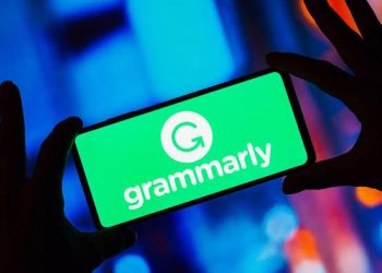 Grammarly AI: مساعد ذكي من الذكاء الاصطناعي يحوّل النصوص العادية إلى كتابة احترافية