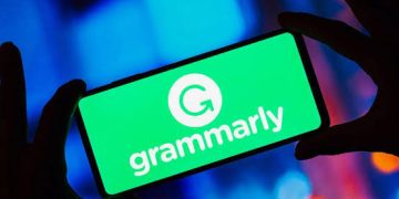 Grammarly AI: مساعد ذكي من الذكاء الاصطناعي يحوّل النصوص العادية إلى كتابة احترافية