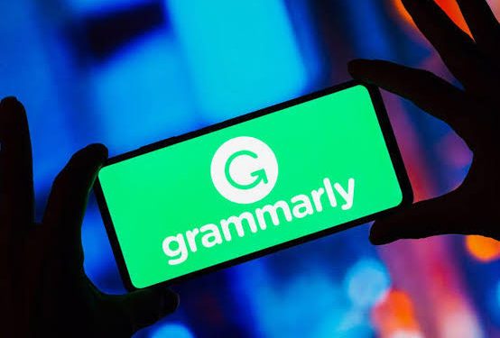 Grammarly AI: مساعد ذكي من الذكاء الاصطناعي يحوّل النصوص العادية إلى كتابة احترافية