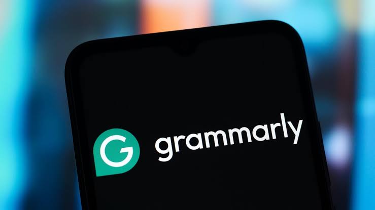Grammarly AI: مساعد ذكي من الذكاء الاصطناعي يحوّل النصوص العادية إلى كتابة احترافية