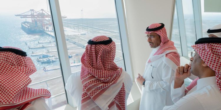 وزير الصناعة يزور مدينة جازان للصناعات الأساسية والتحويلية ويتفقد منشآتها اللوجستية والصناعية