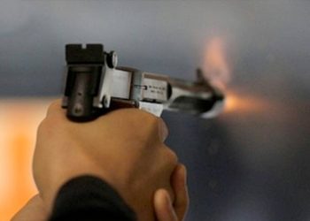 طفل يقتل والده