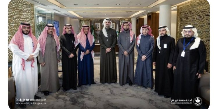 أمين الرياض يكرم فريق تنفيذ مشروع طريق النفود بعد الانتهاء من النفق والجسرين