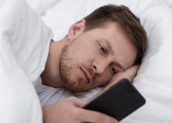 الهاتف قبل النوم