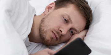 الهاتف قبل النوم