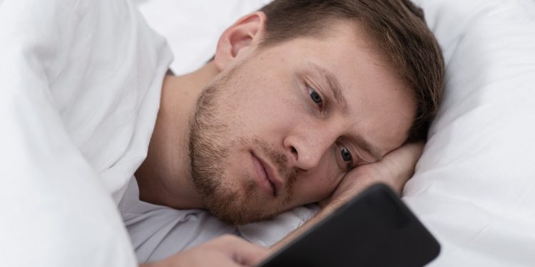 الهاتف قبل النوم