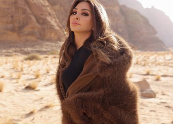 بين جبال العلا الحمراء.. بالصور إليسا تخطف الأنظار بإطلالة شتوية بسيطة وأنيقة 