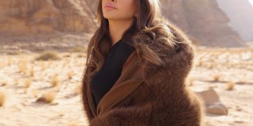 بين جبال العلا الحمراء.. بالصور إليسا تخطف الأنظار بإطلالة شتوية بسيطة وأنيقة 