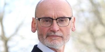 شتاء السعودية يسرق الأضواء ويخطف قلب السفير البريطاني لدى المملكة 