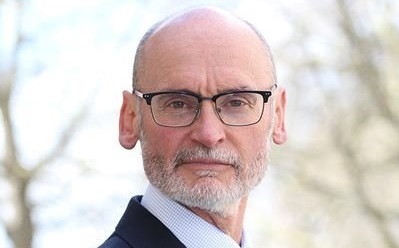 شتاء السعودية يسرق الأضواء ويخطف قلب السفير البريطاني لدى المملكة