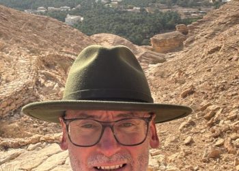 «البلد مليانة كنوز خفية»… السفير البريطاني يكتشف سحر الحريق