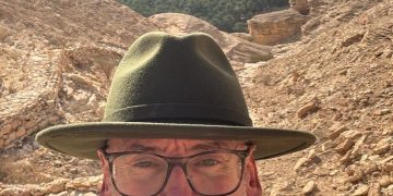 “这个国家到处都隐藏着宝藏”……英国大使发现了火的魔力