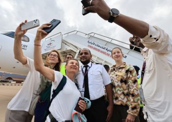 السعودية تُنهي مغادرة 609 سائحًا عالقين في سقطرى وتنقلهم إلى جدة