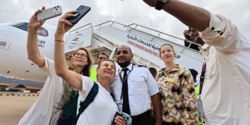 السعودية تُنهي مغادرة 609 سائحًا عالقين في سقطرى وتنقلهم إلى جدة